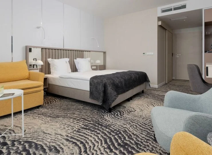 Pokoje wyposażono m.in. w lodówkę, sejf, zestaw do parzenia kawy i herbaty