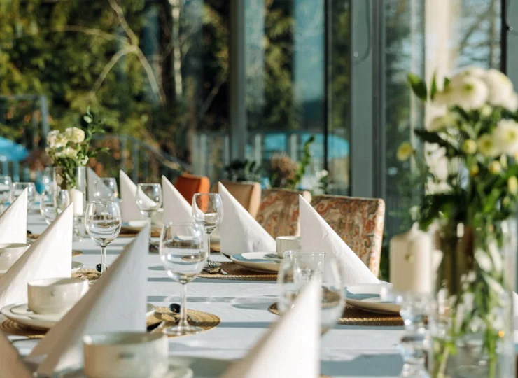 Uroczyste śniadanie wielkanocne z tradycyjnymi potrawami i regionalnymi smakami