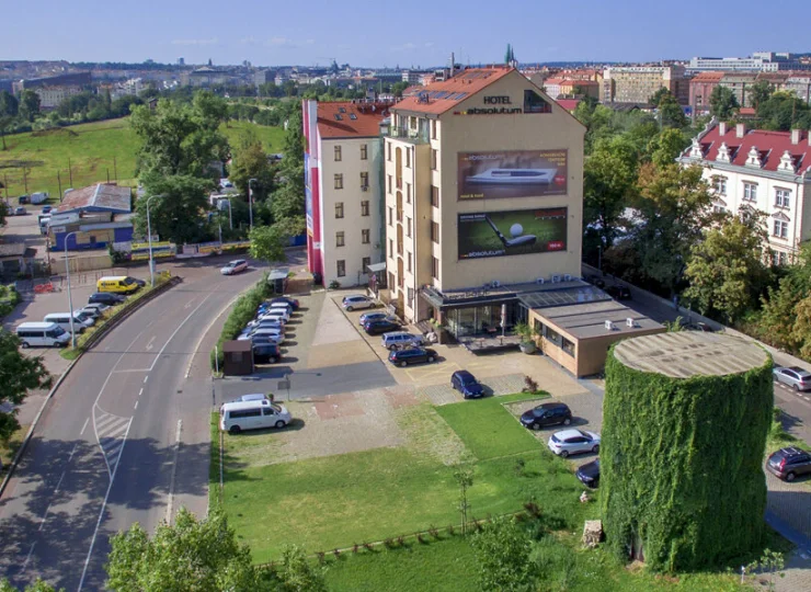Hotel w północnej części centrum Pragi, blisko stacji metra Nádraží Holešovice