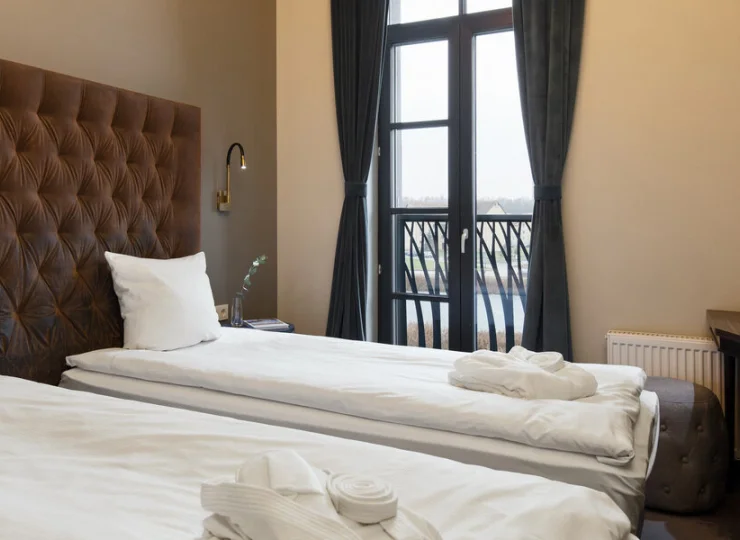 W pokojach superior jest balkon francuski