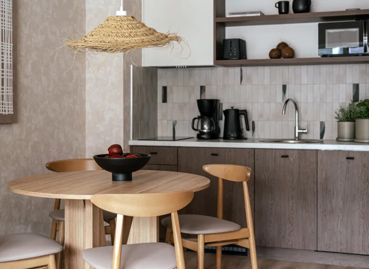 Apartament ma w pełni wyposażony aneks kuchenny