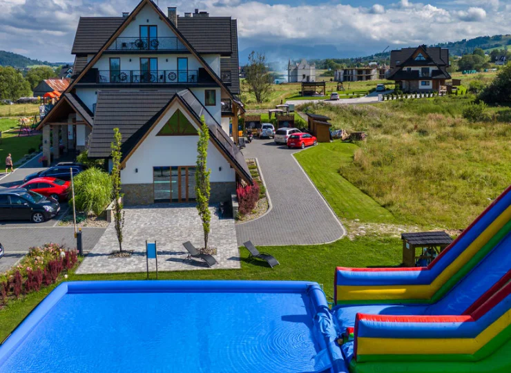 W lecie hotel oferuje dmuchańce dla dzieci
