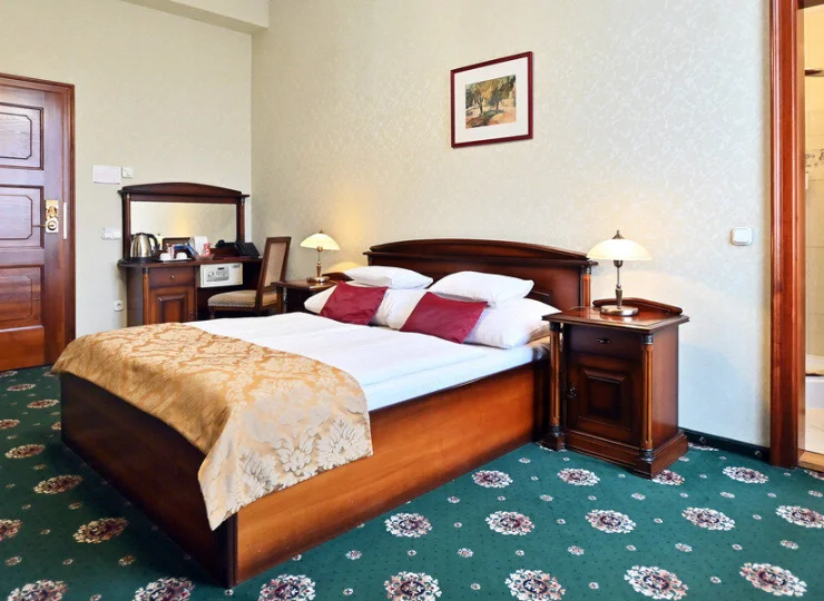 Pokoje są klimatyzowane, z balkonem