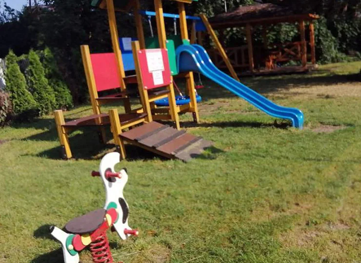 Plac zabaw posiada m.in. huśtawkę i zjeżdżalnię