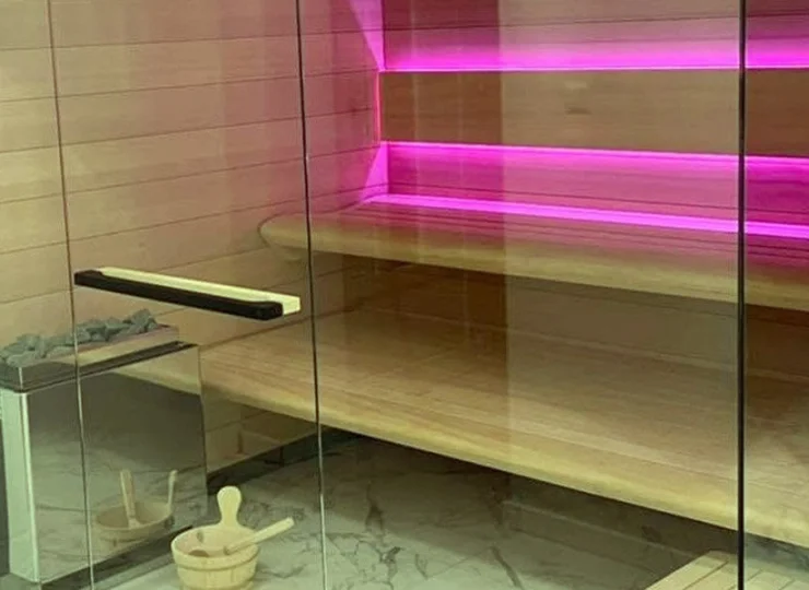 Przeszklona sauna znajduje się w kameralnej strefie wellness