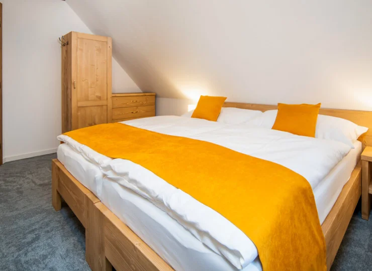 Pokoje urządzono drewnianymi meblami