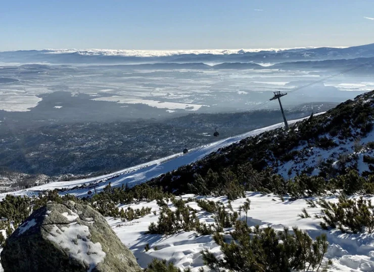 W sąsiedniej Tatrzańskiej Łomnicy znajdują się znakomite tereny narciarskie