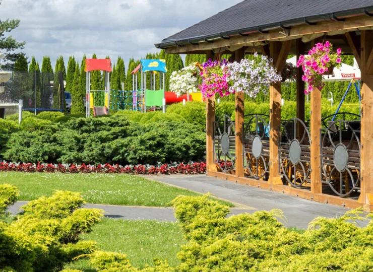 Hotel otacza przestronny ogród z atrakcjami, m.in. chatą grillową, placem zabaw