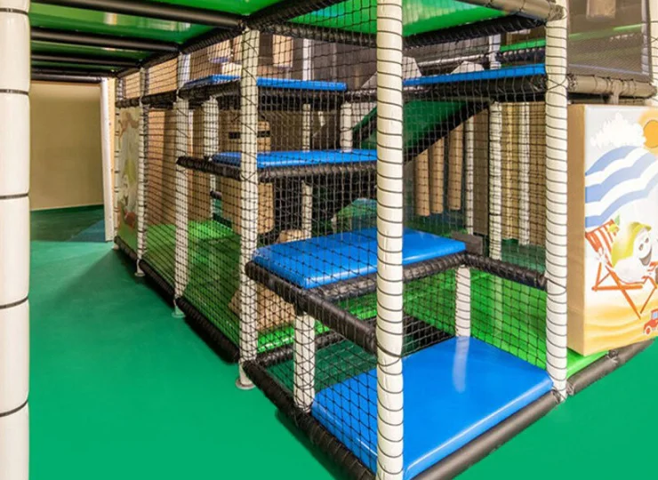Jest sala zabaw z małpim gajem