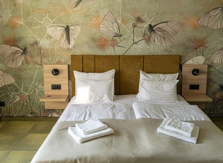 Każdy pokój ma balkon, klimatyzację, minibar, TV, wifi, sejf