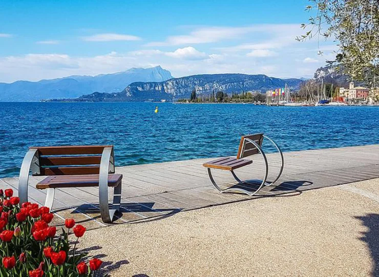 Obiekt znajduje się tuż obok promenady poprowadzonej brzegiem jeziora Garda