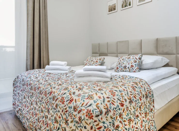 W sypialni mieści się podwójne łóżko