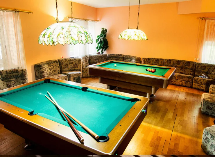 Jest możliwość zagrania w bilard oraz ping-ponga