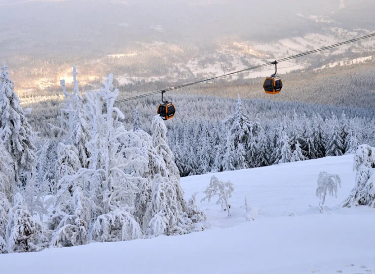 Hotel Era dzieli tylko 200 m do dolnej stacji kolejki gondolowej