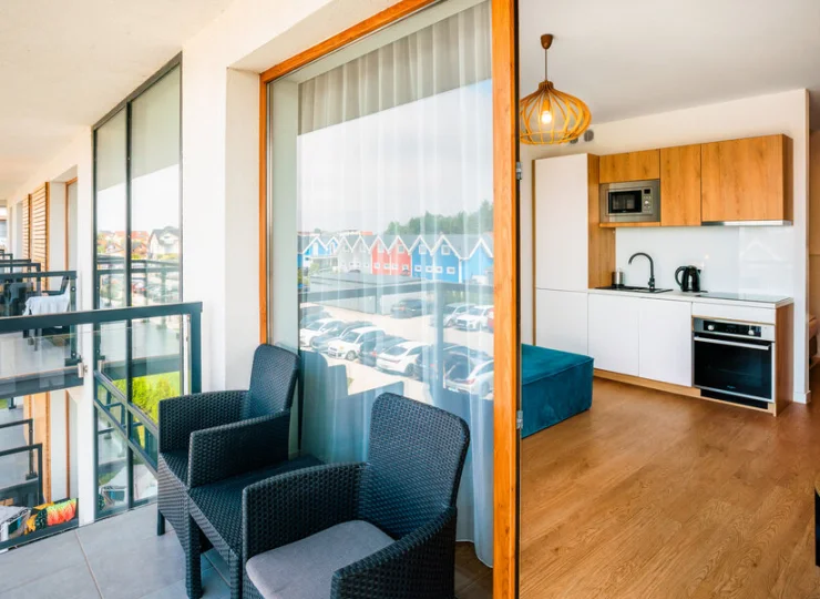 Każdy apartament ma umeblowany balkon