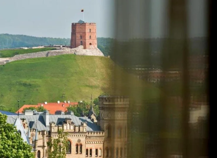 Widok z hotelowego pokoju na Basztę Giedymina