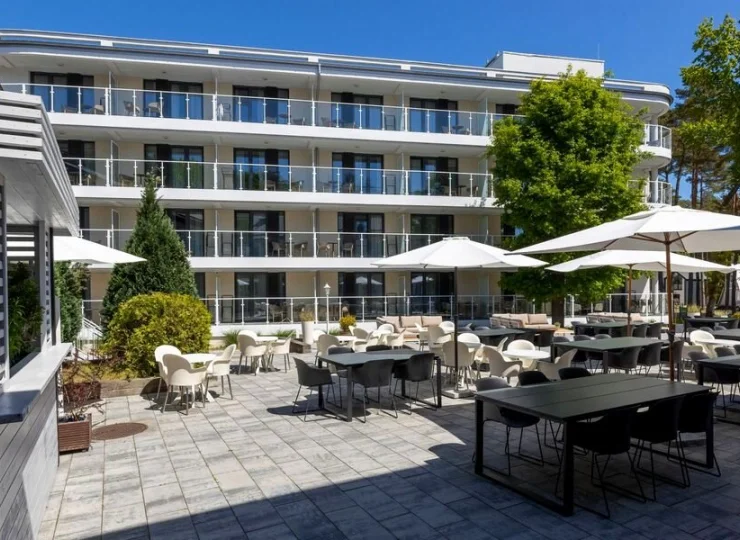 W ogrodzie jest nie tylko basen, ale też sporo miejsca do odpoczynku