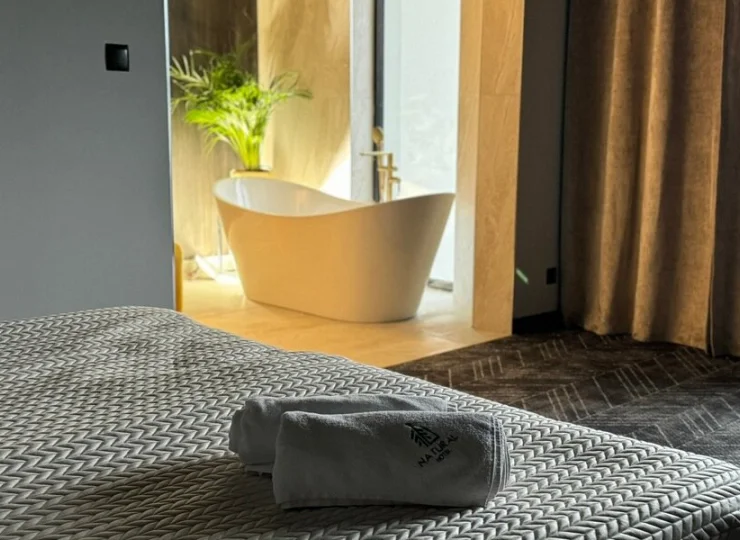 W łazience pokoju wellness jest wolnostojąca wanna