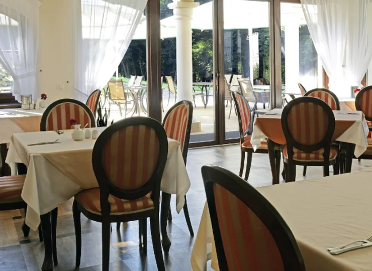 Latem można skorzystać z tarasu otoczonego kojącą zielenią