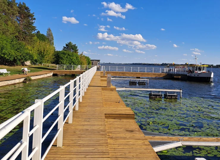 Dużą atrakcją hotelu jest pomost z miejscami do cumowania