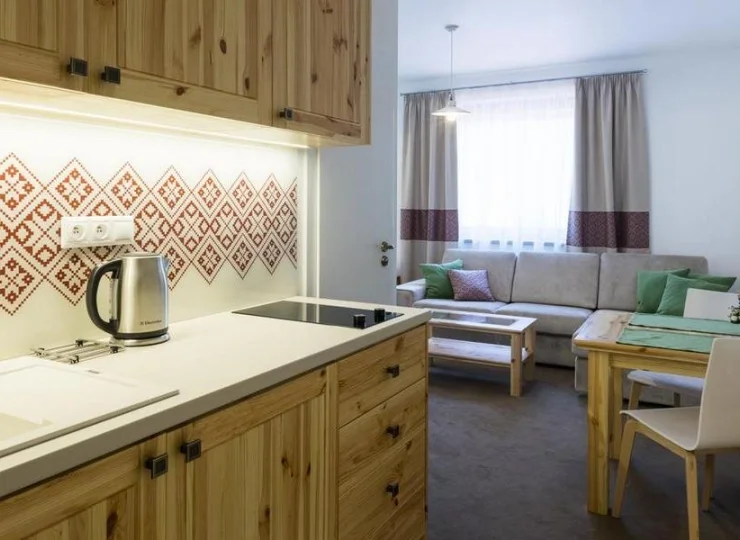 Apartament Smrek ma aneks kuchenny i stół z krzesłami