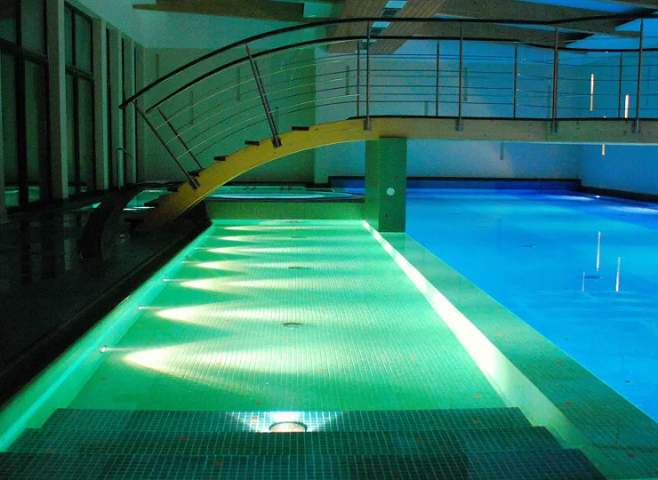 Hotel Dwór Kombornia udostępnia strefę wellness z basenem, jacuzzi, saunami