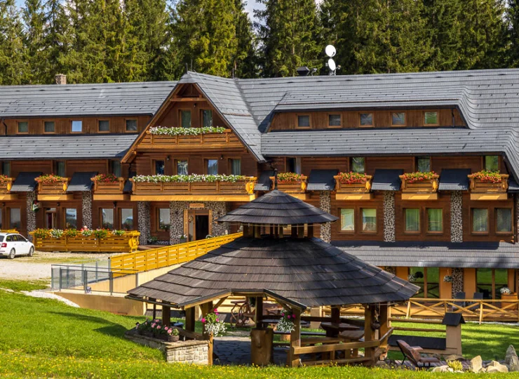 Budynek hotelowy jest komfortowy i nowoczesny