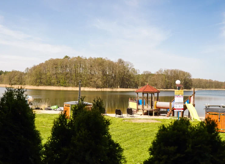 Strefa relaksu nad brzegiem jeziora: prywatna plaża, balie jacuzzi, plac zabaw