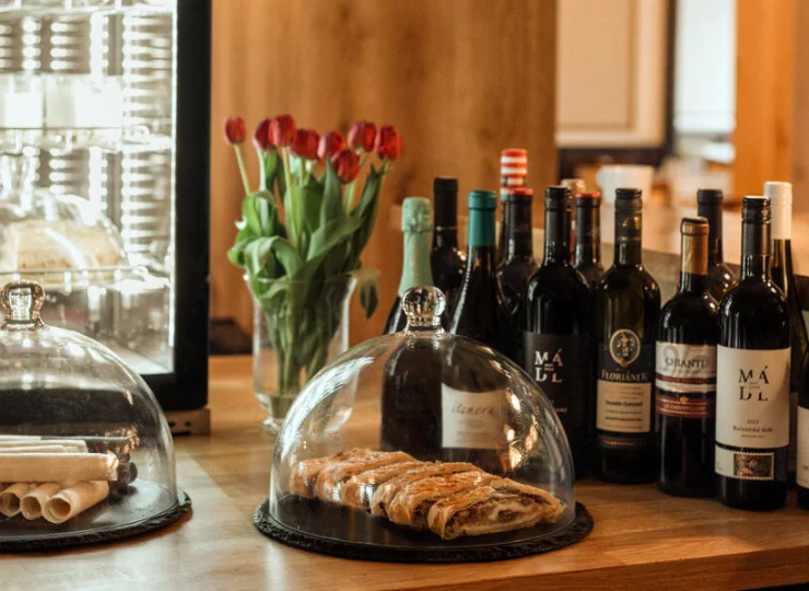 W hotelu znajduje się kawiarnia-bistro-restauracja Coolino