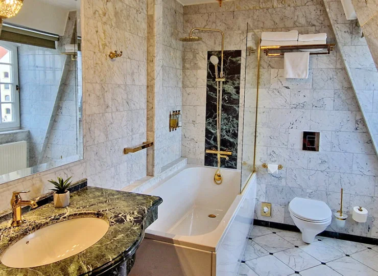 W łazience może być wanna z prysznicem lub kabina prysznicowa