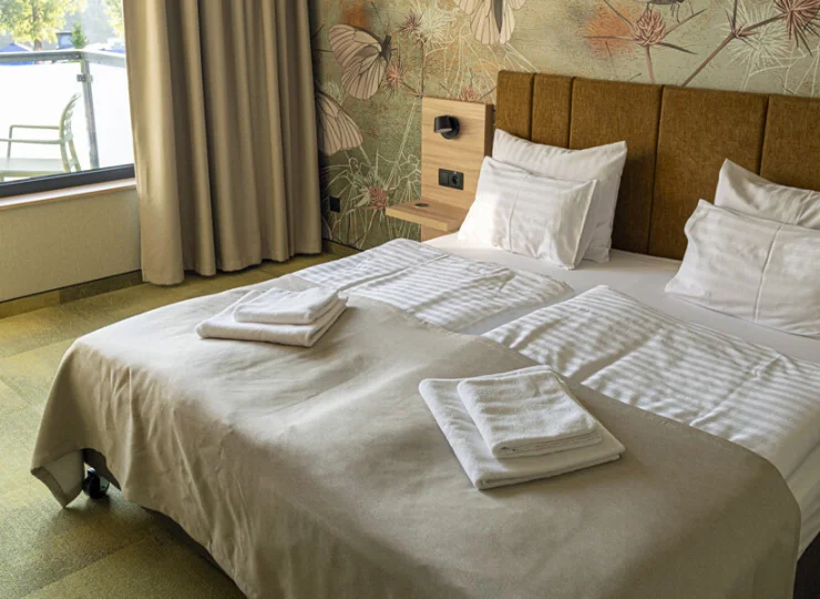 Na gości czekają tutaj luksusowe pokoje z rewelacyjnym widokiem na kąpielisko