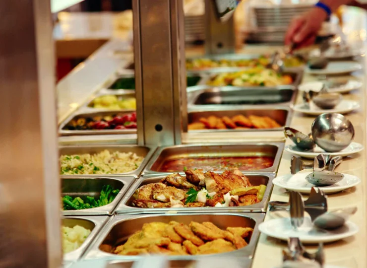 Śniadania i obiadokolacje są organizowane w formie różnorodnych bufetów