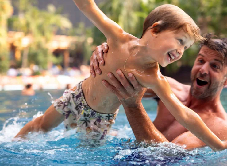 W hali imponującego aquaparku przez cały rok panuje stała temperatura 26°C