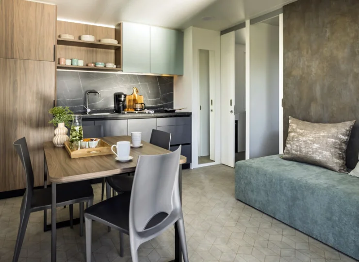 Przestronne klimatyzowane domki premium zapewniają komfortowe wakacje