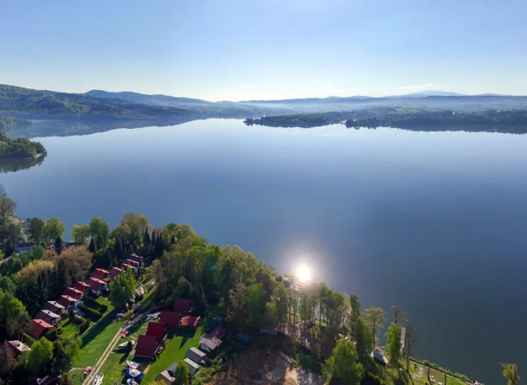 Laguna Beskidów jest położona w Beskidzie Małym, nad Jeziorem Żywieckim