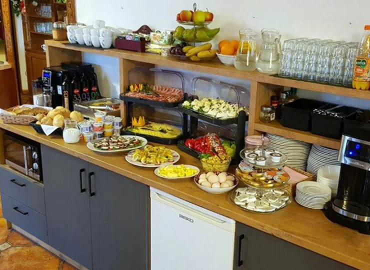 W cenie noclegu obiekt oferuje gościom śniadanie w formie bogatego bufetu