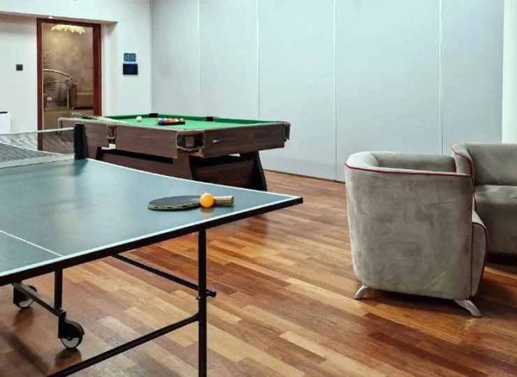 Stoły znajdują się w hotelowej strefie gier i zabaw