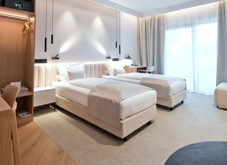 W pokojach nie brakuje sejfów i zestawów do parzenia kawy i herbaty