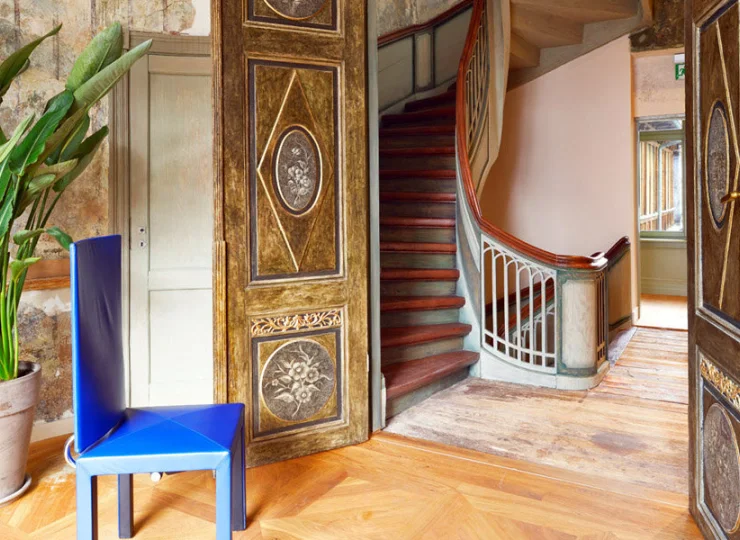 W zabytkowe mury wstawiono kolorowe detale