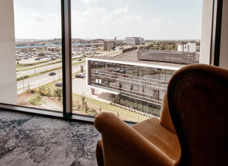 Z niektórych przestrzeni w hotelu, a także z pokoi widać płytę lotniska