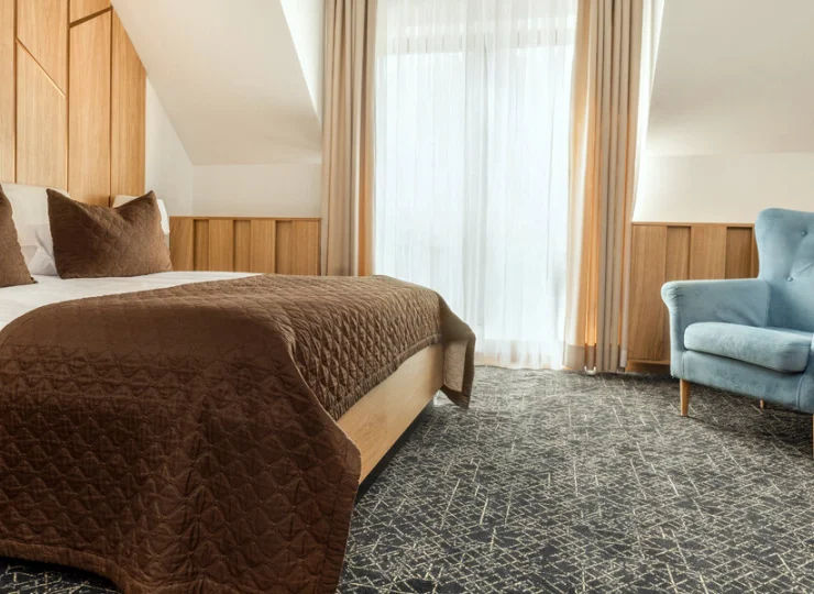 W pokojach Deluxe ustawiono duże małżeńskie łoża