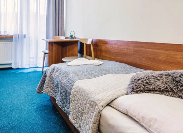 Pokoje są wyposażone w TV i dostęp do Wi-Fi