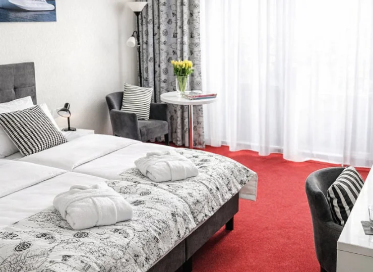 Komfortowe pokoje są dźwiękoszczelne i nowocześnie umeblowane