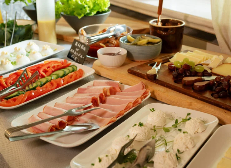 Posiłki są zwykle podawane w formie bufetu