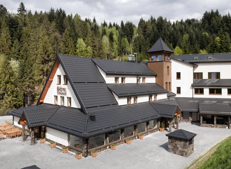 Hotel Żywiecki jest położony u stóp góry Jastrzębica, niedaleko Żywca