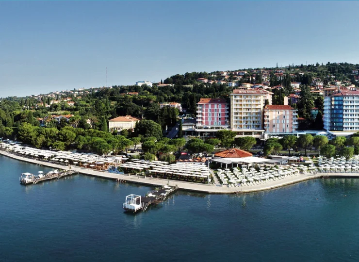 Kompleksowo odnowiony Hotel Riviera mieści się przy plaży i promenadzie