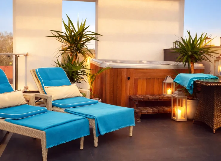 Na dachu zainstalowano zewnętrzne jacuzzi z podgrzewaną wodą