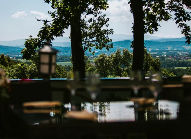 Z hotelu można napawać się widokami Beskidów