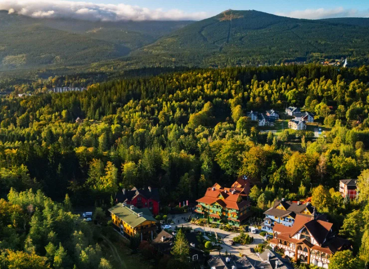 Atutem tego miejsca jest zaciszna okolica i malownicze krajobrazy