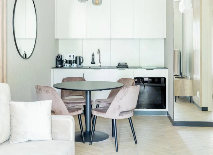 W każdym apartamencie jest pokój dzienny z aneksem kuchennym